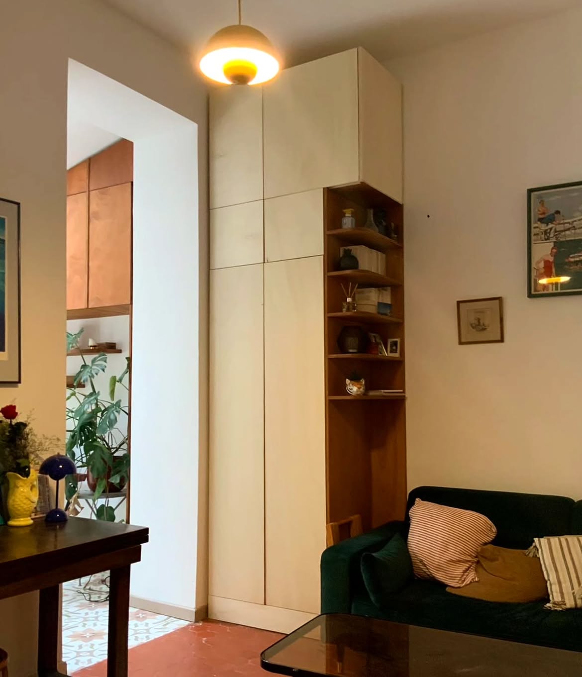 Grand placard dans le coin canapé, et petit coin bureau en face